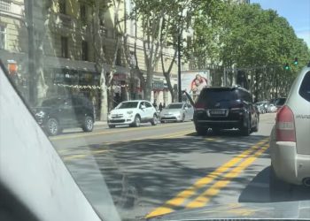 ,, ბასლაინზე ჩამიშხუილა ორმა შავმა ჯიპმა, ერთმა შკოდამ, ოთხმა პატრულის ეკიპაჟმა, შავმა ფოლკსვაგენმა და დაცვის პოლიციის მანქანამ” – საბა ბუაძე