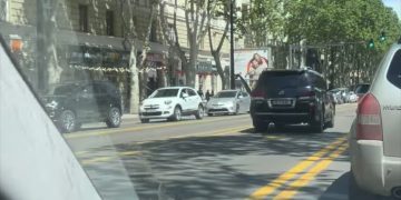 ,, ბასლაინზე ჩამიშხუილა ორმა შავმა ჯიპმა, ერთმა შკოდამ, ოთხმა პატრულის ეკიპაჟმა, შავმა ფოლკსვაგენმა და დაცვის პოლიციის მანქანამ” – საბა ბუაძე