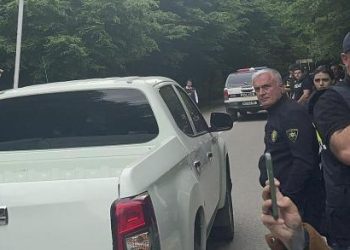 „ყვარლის ტბასთან” ვითარება დაიძაბა – აქტივისტებმა სასტუმროდან გამოსულ მიკროავტობუსებს კვერცხები დაუშინეს