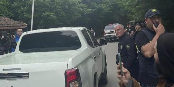 „ყვარლის ტბასთან” ვითარება დაიძაბა – აქტივისტებმა სასტუმროდან გამოსულ მიკროავტობუსებს კვერცხები დაუშინეს