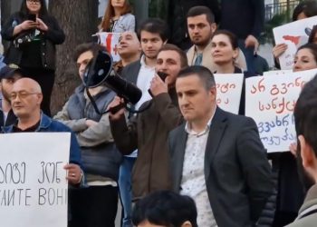 “უარი რუსეთს პირდაპირი ფრენების აღდგენაზე”- პარლამენტთან აქცია მიმდინარეობს