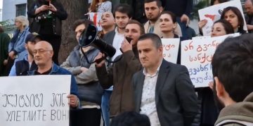“უარი რუსეთს პირდაპირი ფრენების აღდგენაზე”- პარლამენტთან აქცია მიმდინარეობს
