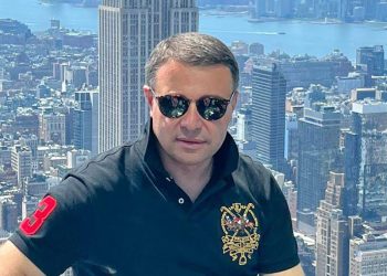 “აშშ-ში რომ ჩადის, ვინმემ ხომ არ შესთავაზა, შენ დედა უნდა იყოო?!” – რეხვიაშვილი ღუდუშაურს