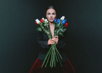 ქართული მედია ჰოლდინგი ნიუ იორკში – ვინ არის გოგონა, რომელსაც ამერიკის ქუჩებიდან ქართულად მიჰყავს გადაცემა