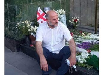 “მეორე წელია ვერ ავდივარ მთაწმინდაზე, რომ მერაბ კოსტავას დაბადების დღე მივულოცო” – კობა ხაბაზი