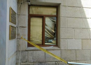 მოქალაქემ ქუთაისის მერიის შენობის ფანჯარა ბარით ჩაამსხვრია