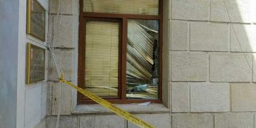 მოქალაქემ ქუთაისის მერიის შენობის ფანჯარა ბარით ჩაამსხვრია