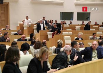 პარლამენტმა იუსტიციის საბჭოს სამი არამოსამართლე წევრი აირჩია, ოპოზიციის ნაწილმა დარბაზი დატოვა