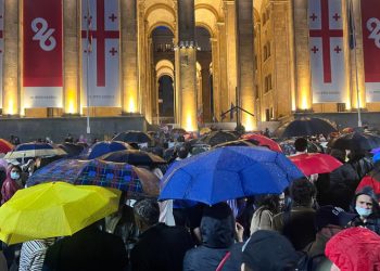 რუსთაველის გამზირი გადაიკეტა – აქცია პარლამენტთან