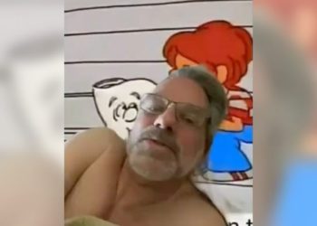 რესპუბლიკელ სენატორს Zoom-ში ხმის მიცემისას კამერა ჩაერთო და წელს ზემოთ შიშველი გამოჩნდა