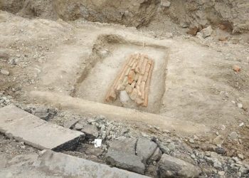 დიდუბის პანთეონის წინ გზის საფარის გათხრისას საფლავები აღმოაჩინეს (ფოტოები)