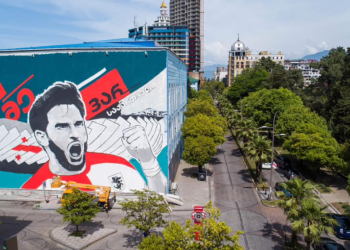 ბათუმში ხვიჩა კვარაცხელიას გიგანტური გრაფიტი გამოჩნდა