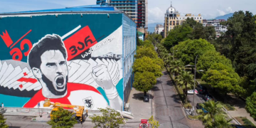 ბათუმში ხვიჩა კვარაცხელიას გიგანტური გრაფიტი გამოჩნდა