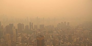 კვამლში გახვეული ნიუ იორკი და სხვა ქალაქები – მოქალაქეებს გარეთ გასვლისგან თავის შეკავებას ურჩევენ