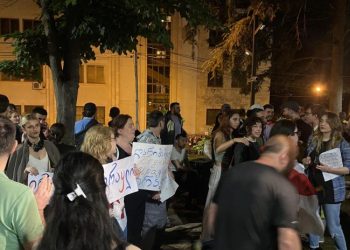აქციის მონაწილეთა ნაწილმა ლაზარე გრიგორიადისის მამისთვის სოლიდარობის ნიშნად, პარლამენტის უკან გადაინაცვლა