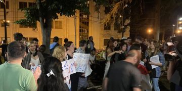 აქციის მონაწილეთა ნაწილმა ლაზარე გრიგორიადისის მამისთვის სოლიდარობის ნიშნად, პარლამენტის უკან გადაინაცვლა