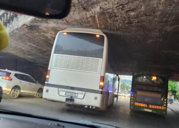 ე.წ. მალაკნების ხიდის ქვეშ ავტობუსი გაიჭედა