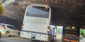 ე.წ. მალაკნების ხიდის ქვეშ ავტობუსი გაიჭედა