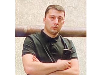 “აი, ასე მშვიდად აკვირდებოდა თავდასხმას კასპის პოლიციის მაღალჩინოსანი” – გიორგი ახალკაცი