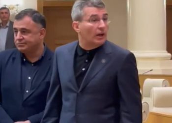 “დედას შევიგინები…”; “გაეთრიე, შე ჩმორო” – ვიდეო პარლამენტიდან