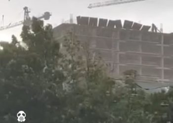 ქარმა თბილისში მშენებარე კორპუსს სახურავი ახადა (ვიდეო)