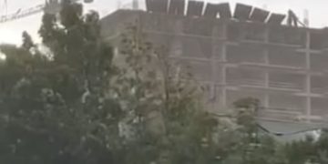 ქარმა თბილისში მშენებარე კორპუსს სახურავი ახადა (ვიდეო)