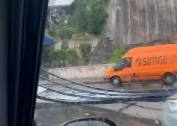 თბილისში ძლიერმა ქარმა King David-ის რკინის კონსტრუქცია მოგლიჯა