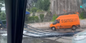 თბილისში ძლიერმა ქარმა King David-ის რკინის კონსტრუქცია მოგლიჯა