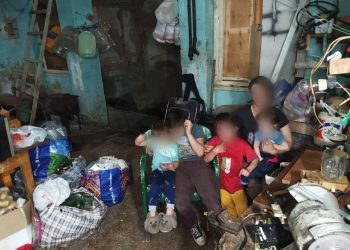 “ამ ჯურღმულში ქალი ცხოვრობს 7 შვილით… საერთოდ არაფერი აბადიათ… მომეხმარეთ…” – აკა სინჯიკაშვილი