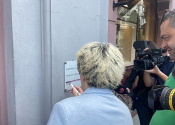 დაპირისპირება საკრებულოს დეპუტატსა და დაცვას შორის, რუსული წარწერის გამო