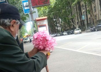 “მეუღლის საფლავზე მივდივარო… ნეტავ, ჯერ მე წავსულიყავი და მერე ისო…” – რა მოხდა ავტობუსის გაჩერებაზე