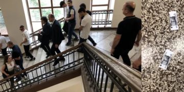 ირაკლი კობახიძეს სტუდენტებმა რუსული რუბლები ესროლეს