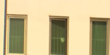 მიხეილ სააკაშვილი პალატის ფანჯრიდან “ვივა მედთან” შეკრებილებს მიესალმა