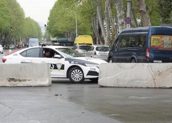 წერეთლის გამზირზე, სადაც გზის სარეაბილიტაციო სამუშაოები მიმდინარეობს, ორმოში მოქალაქე ჩავარდა