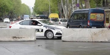 წერეთლის გამზირზე, სადაც გზის სარეაბილიტაციო სამუშაოები მიმდინარეობს, ორმოში მოქალაქე ჩავარდა