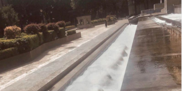 აქტივისტებმა პარლამენტის წინ შადრევანში სარეცხი საშუალება ჩაასხეს