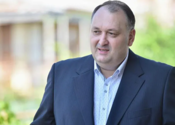 “შორტებით ვერ შეგიშვებთო” – დრესკოდი ქუთაისის მერიაში