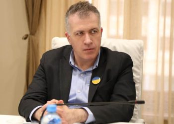 „ტანსაცმელს და ფეხსაცმელს რომ ვიყიდი აწი, ჩეკებს შევინახავ, რა ვიცი აბა, კანონი არ მიიღონ 2 ან 3 წლის ნაცვამი ფეხსაცმლის ან ტანსაცმლის ხმარებიდან ამოღების შესახებ“ – სერგო ჩიხლაძე