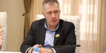 „ტანსაცმელს და ფეხსაცმელს რომ ვიყიდი აწი, ჩეკებს შევინახავ, რა ვიცი აბა, კანონი არ მიიღონ 2 ან 3 წლის ნაცვამი ფეხსაცმლის ან ტანსაცმლის ხმარებიდან ამოღების შესახებ“ – სერგო ჩიხლაძე