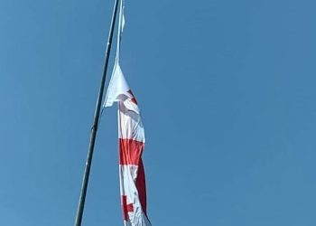 “სასწრაფოდ შეცვალეთ დროშა, ქაჯებო!” – რა ხდება დედაქალაქის შემოსასვლელში