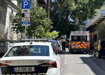 ავარია თბილისში – მოტოციკლეტი მეეზოვეს დაეჯახა