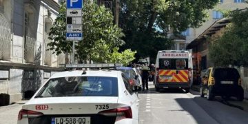 ავარია თბილისში – მოტოციკლეტი მეეზოვეს დაეჯახა