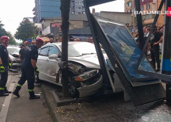 ბათუმში ავტომანქანა ავტობუსის მოსაცდელში შევარდა – დაშავდა ერთი ადამიანი