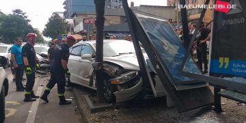 ბათუმში ავტომანქანა ავტობუსის მოსაცდელში შევარდა – დაშავდა ერთი ადამიანი