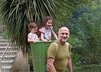 “ახლა გოდორში უკვე 2 ანგელოზი მიზის… სიცოცხლე მშვენიერია!” – რას წერს კობა ხაბაზი