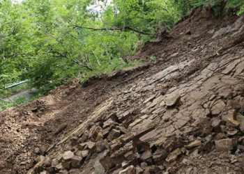 კლდის მასა ჩამოიშალა _ საავტომობილო გზების დეპარტამენტი მძღოლებს აფრთხილებს