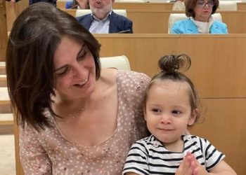 თამარ კორძაია პარლამენტის სხდომაზე შვილიშვილთან ერთად მივიდა