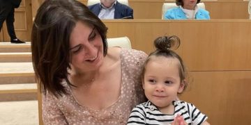 თამარ კორძაია პარლამენტის სხდომაზე შვილიშვილთან ერთად მივიდა