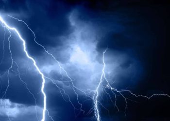 ბახმაროში კოტეჯს მეხი დაეცა და ცეცხლი გაუჩნდა (ვიდეო)