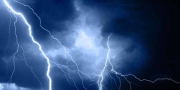 ბახმაროში კოტეჯს მეხი დაეცა და ცეცხლი გაუჩნდა (ვიდეო)